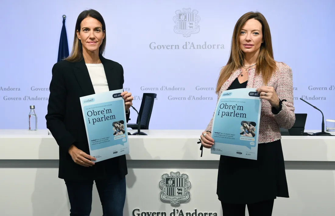 La secretària d'Estat i la ministra de Salut, Cristina Pérez i Helena Mas, en la presentació del xat per als joves.