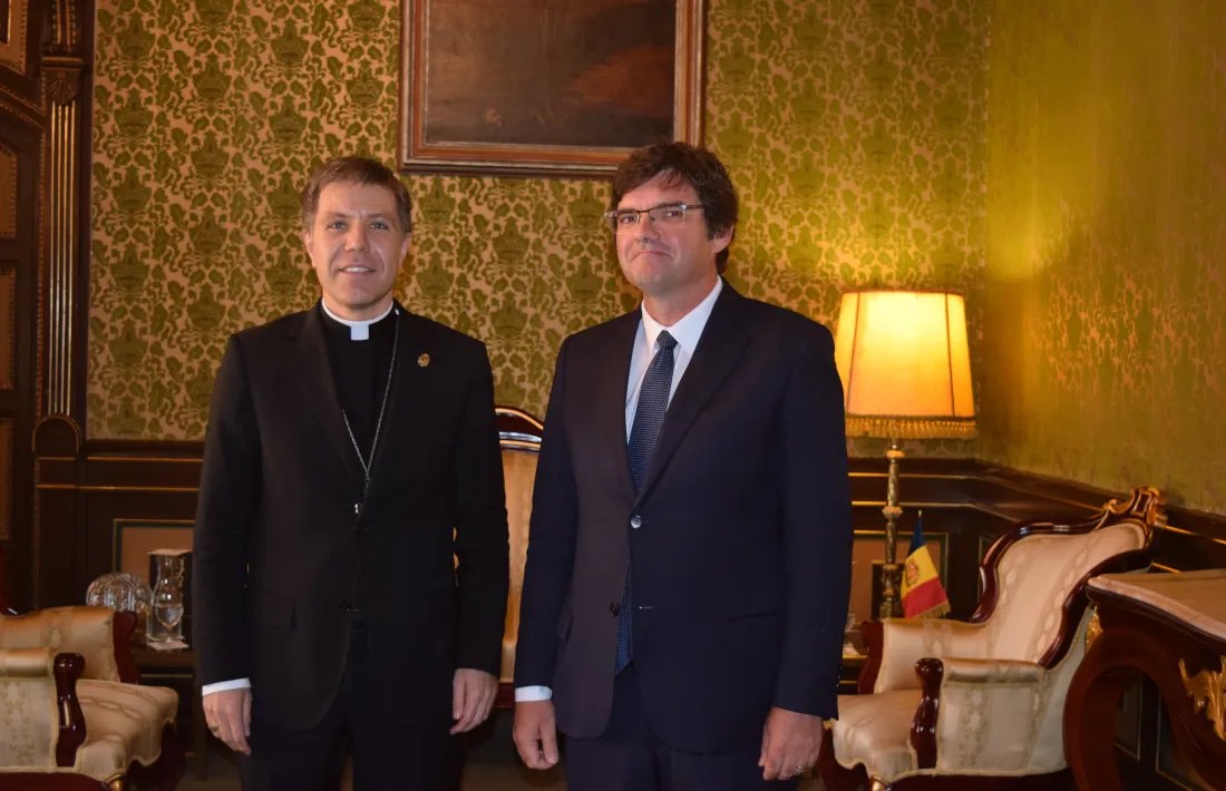 El bisbe d’Urgell i copríncep episcopal, Josep-Lluís Serrano, amb el raonador del ciutadà, Xavier Cañada.