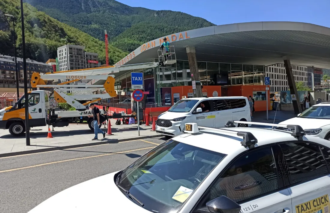 Un moment de la col·locació de les lletres, aquest matí.
