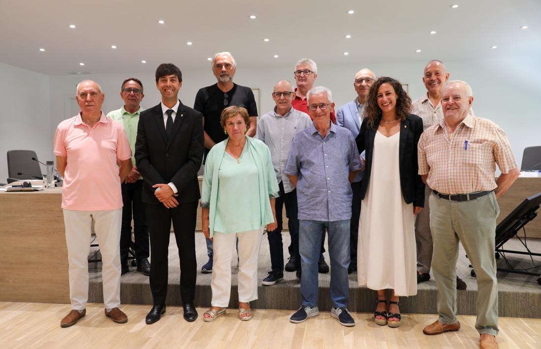 Foto d’equip del Consell de la gent gran amb el cònsol major i la consellera de Social, al Consell del Comú.