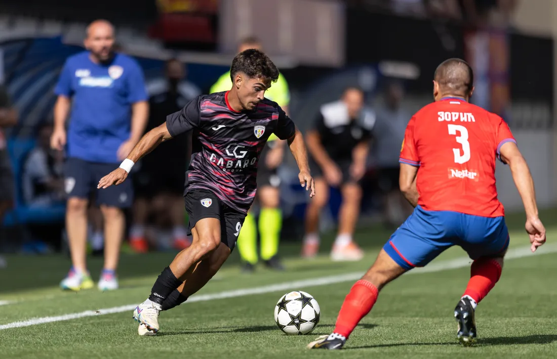 Virgili intenta desfer-se de la pressió de Zorić ahir a l’estadi de la FAF d’Encamp.