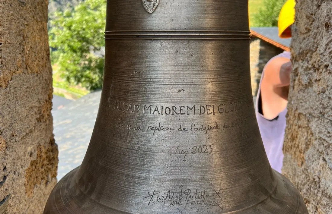 La GVI, de prop, amb l'ametlla que conté la firma del mestre campaner, "Despuic Me Fecit".