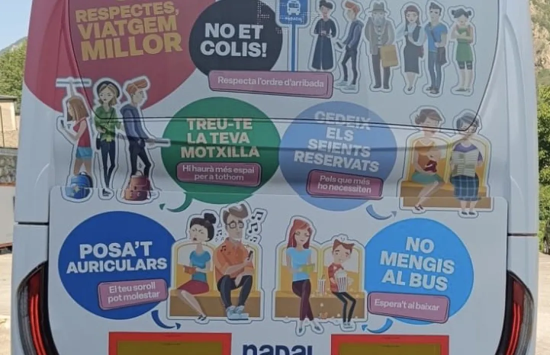 Alguns dels missatges que es poden veure a la part de darrere dels busos.