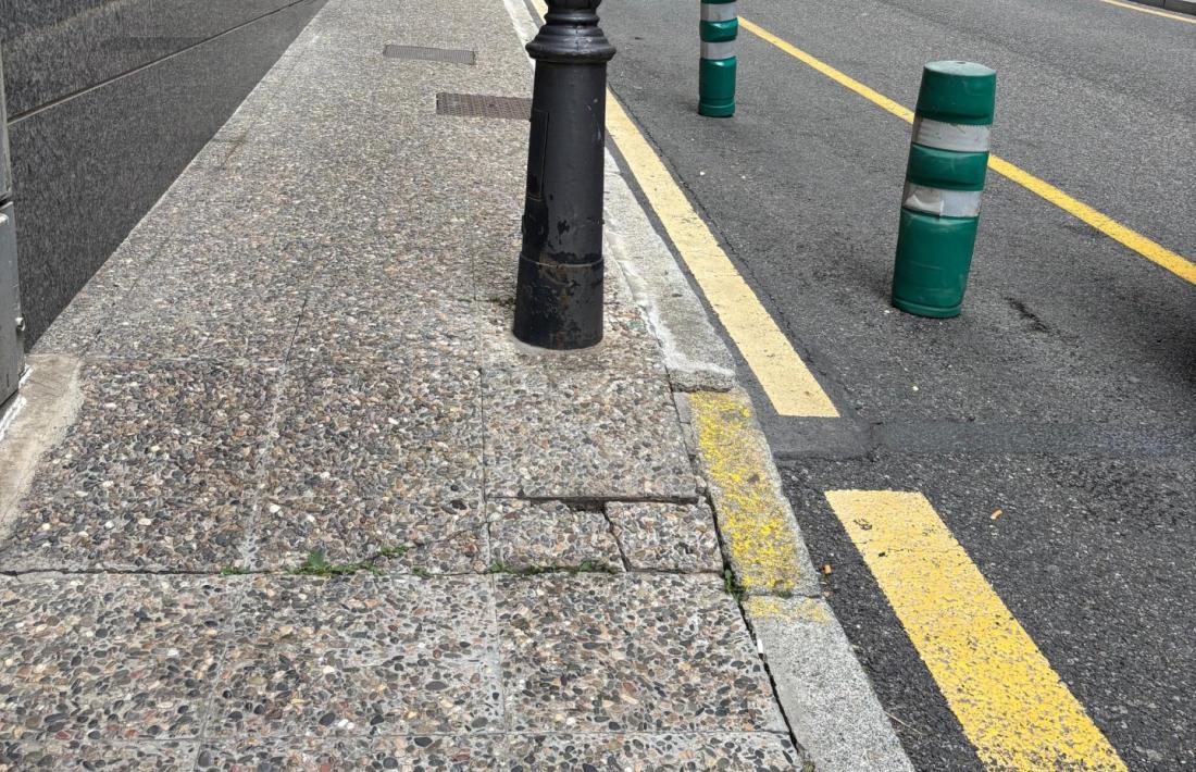L'estat actual de les voravies de la carretera de Fontaneda.