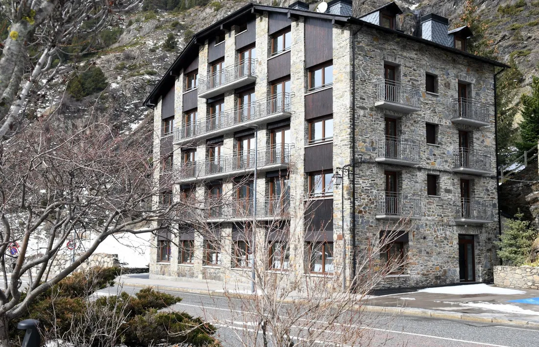 L’edifici de pisos del parc públic a l’antic hotel Pellicer.