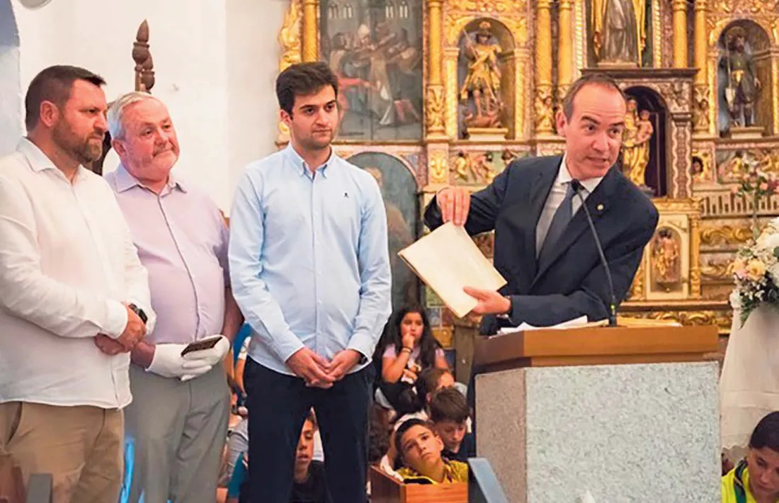 Miquel Torres entrega el llibre d’actes de la Cuadrilla al cònsol Alcobé, ahir a Sant Serni.