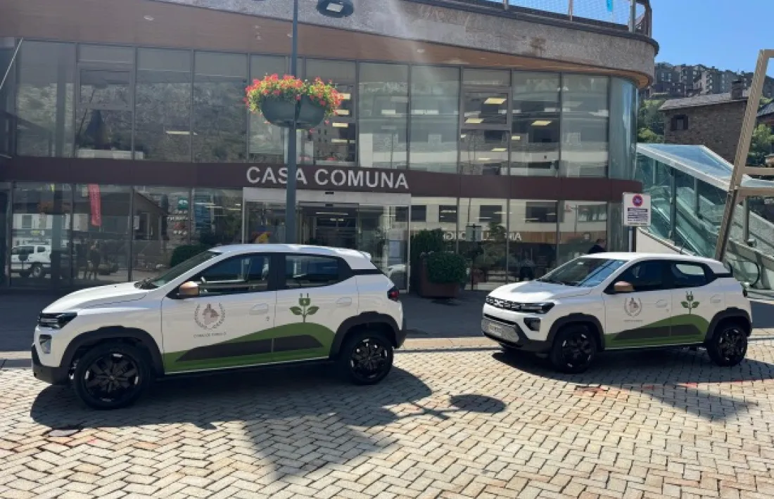 Els dos nous vehicles elèctrics adquirits pel Comú de Canillo.