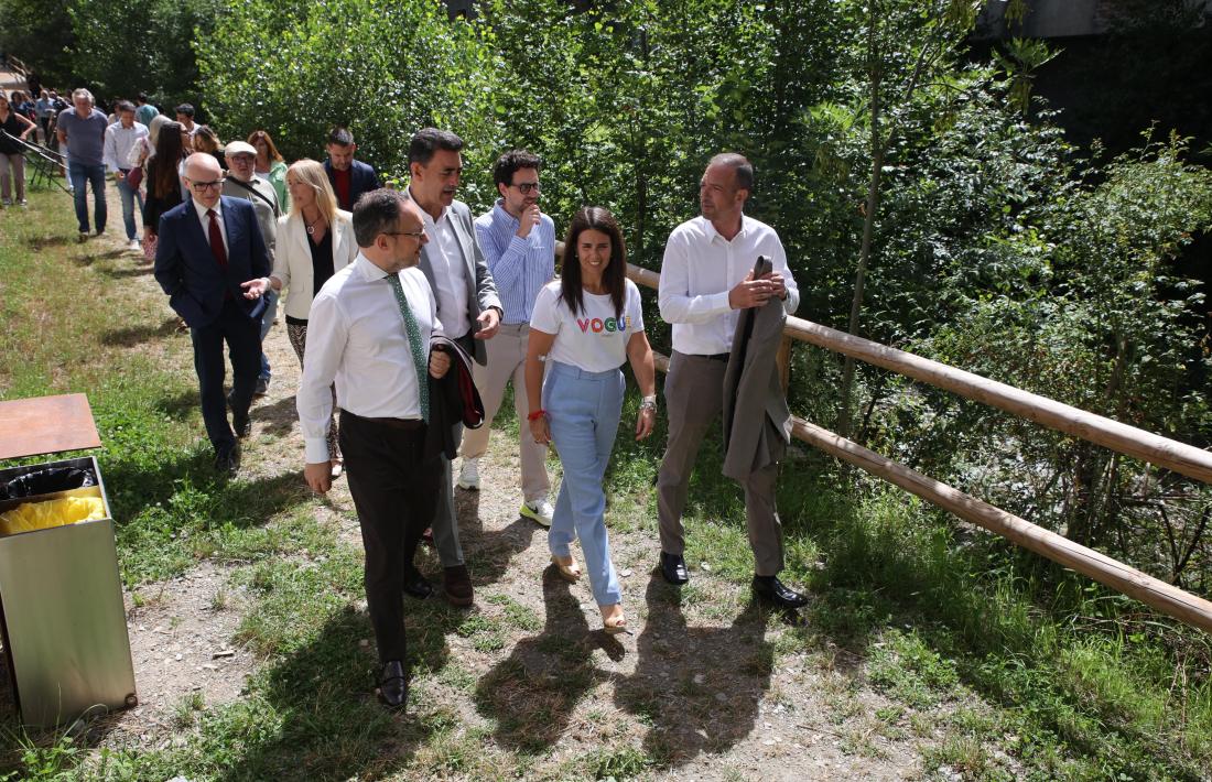 Nombroses autoritats omplen el tram de camí verd inaugurat ahir a Encamp.