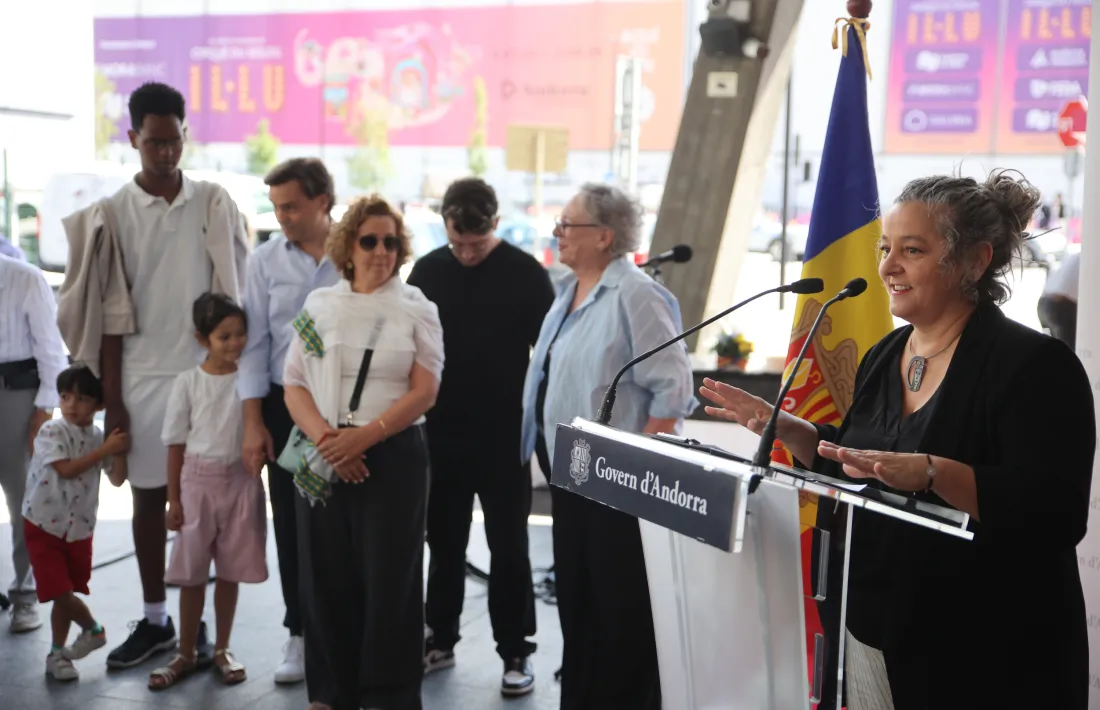 Ester Nadal i la família del Joan, durant l'acte d'homenatge aquest matí.