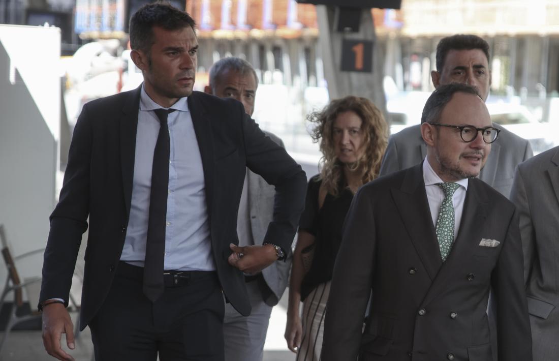 El secretari d'Estat i el cap de Govern arribant a l'Estació d'Autobusos, avui.