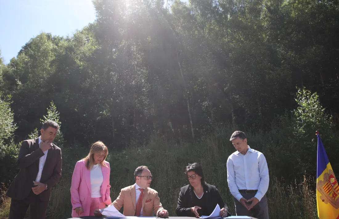 Ferré, Marsol i Espot pel Govern, i Sansa i Fité, pel Comú, a la signatura de la cessió del terreny.