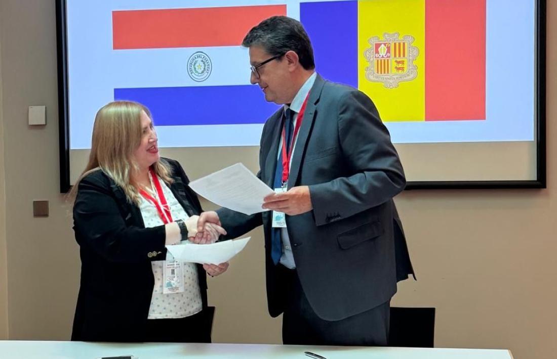 Carles Fiñana amb la seva homòloga de Paraguai, Liliana Elizabeth Alcaraz Recalde.