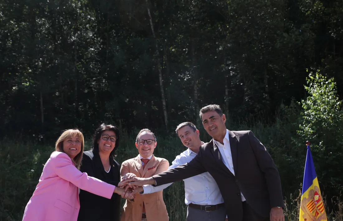 Espot, Marsol i Ferré pel Govern i Sansa i Fité pel Comú celebrant el conveni de la cessió del terreny.