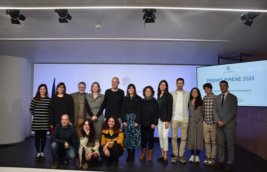 Foto de família del jurat i dels guanyadors de l’última edició del Pirene, la 28a, el novembre passat.