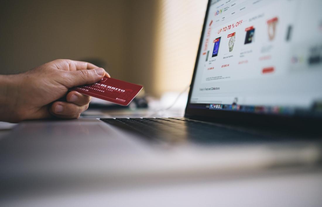 Una persona a punt de fer una compra online.