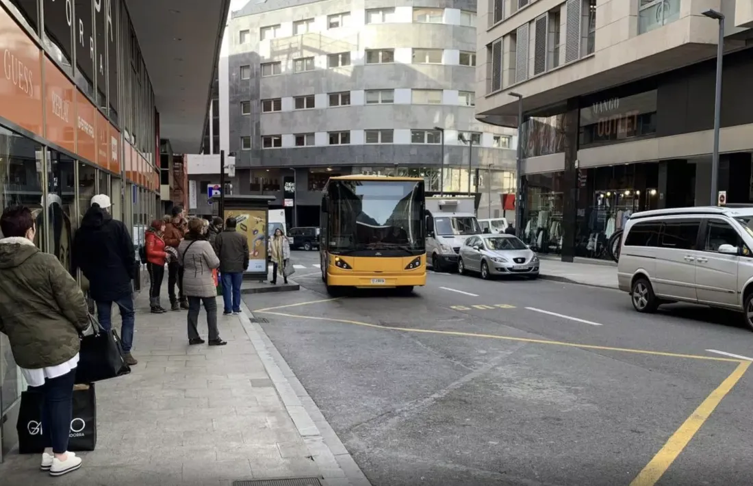 Un autobús arribant a una parada.