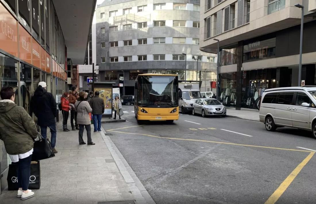 Un autobús arribant a una parada.