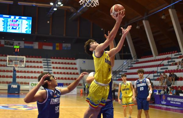 p. 23 seleccio u18 masculina tercer i quart lloc foto fiba