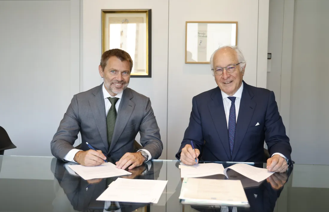 Joan Maria Nin i Lluís Alsina, president i CEO de MoraBanc, en la firma de la compra avui a Madrid