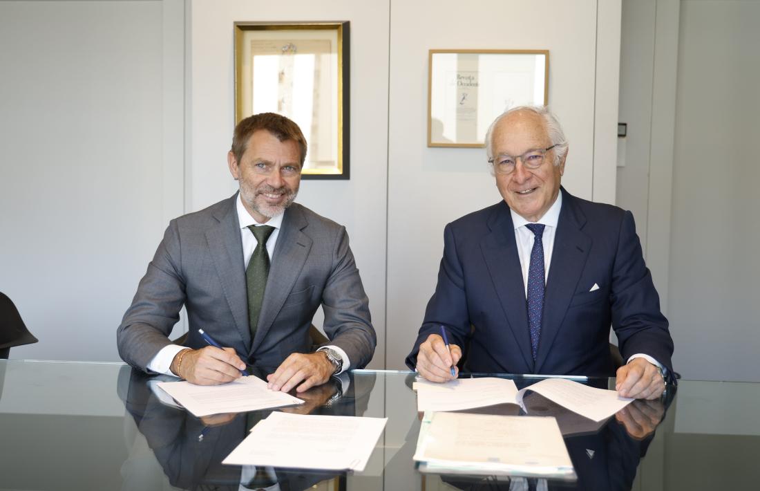 Joan Maria Nin i Lluís Alsina, president i CEO de MoraBanc, en la firma de la compra avui a Madrid