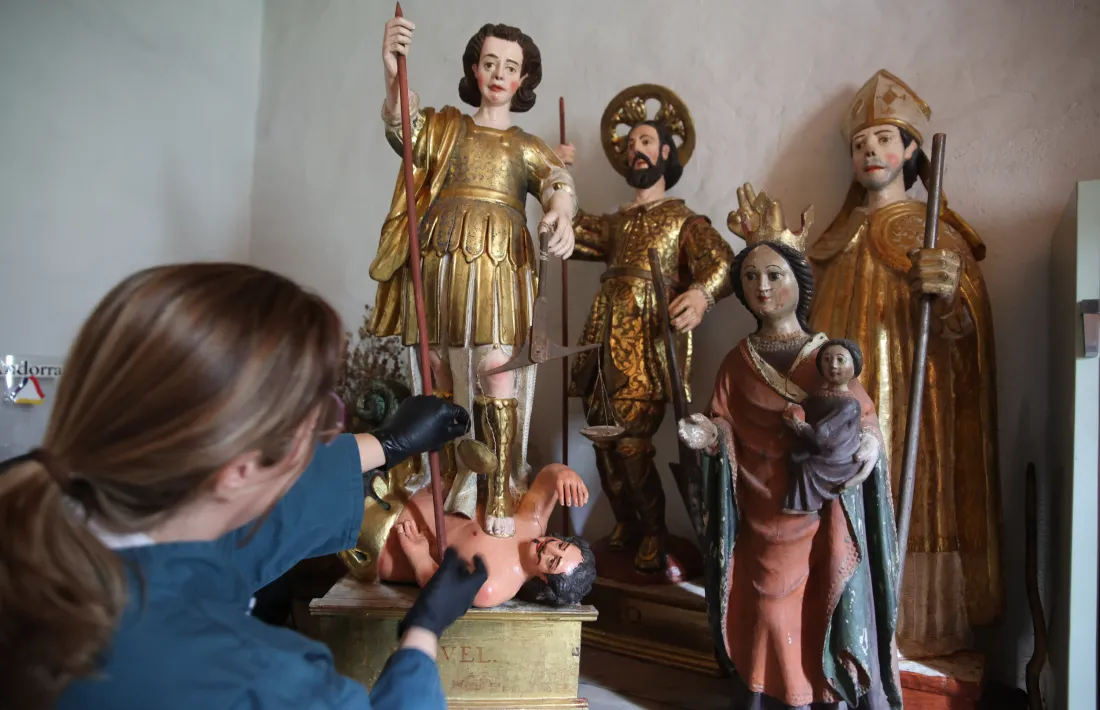 La talla de Sant Miquel, amb el dimoni de bigoti dalinià i cua de sirena als peus.