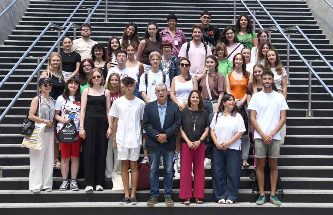 El ministre de Relacions Institucionals, Educació i Universitats i la cònsol major d'Escaldes amb els alumnes del campus universitari de la llengua catalana.