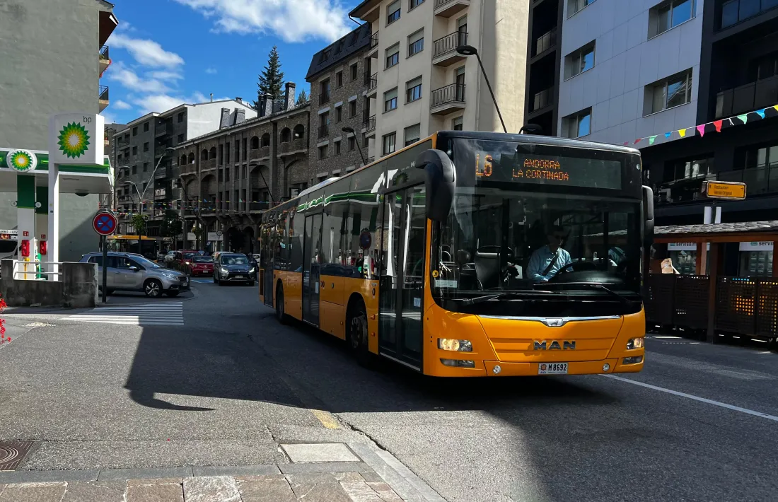 Un autobús de la línia L6 circulant.