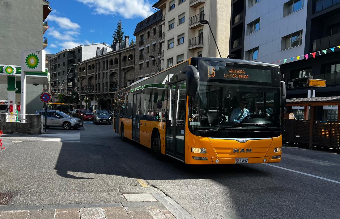 Un autobús de la línia L6 circulant.