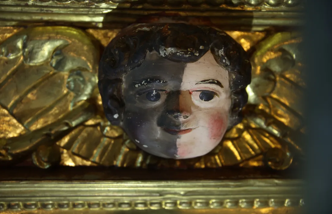 Un angelot a mig tractament: a l'esquerra, amb la brutícia de quatre segles de pols i fum; a la dreta, nou de trinca.