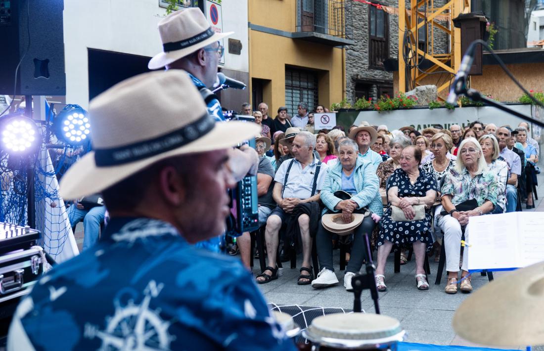 Cantada d’ahir a la plaça Major del grup de Vilanova i la Geltrú La petita Havana.