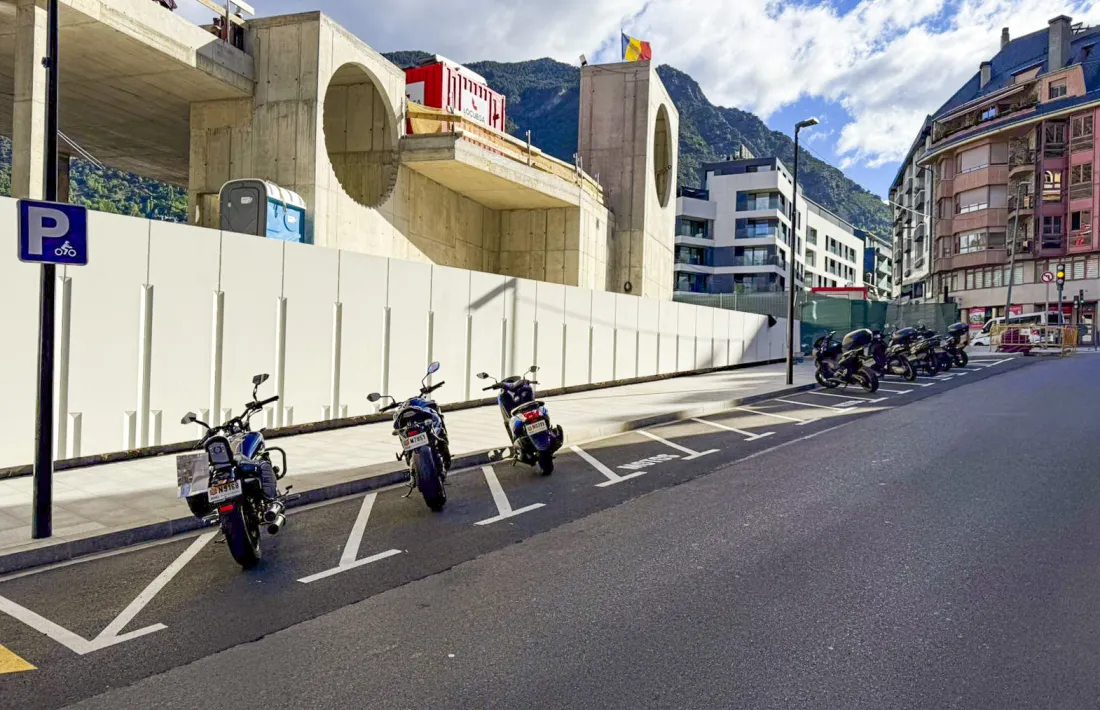 Les places d'estacionament per a motos al Fener.