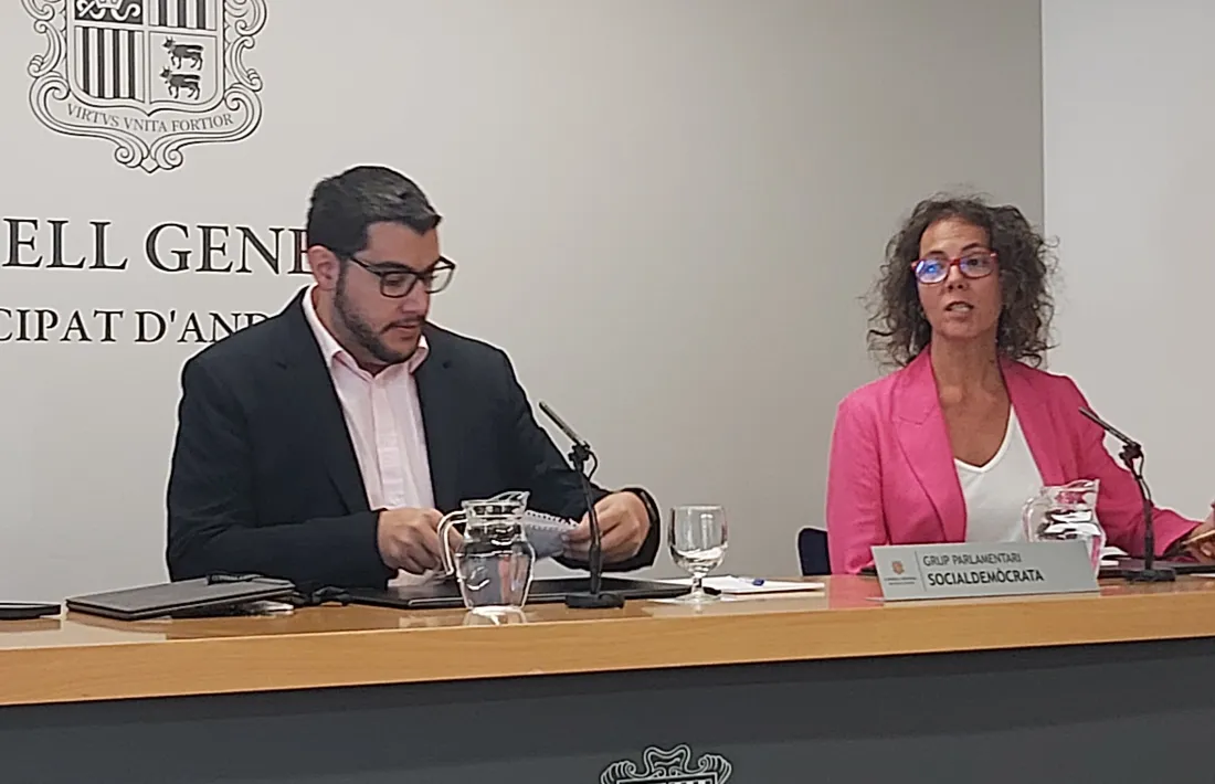 Pere Baró i Judith Casal han presentat aquest migdia el text de funcionament dels comuns.