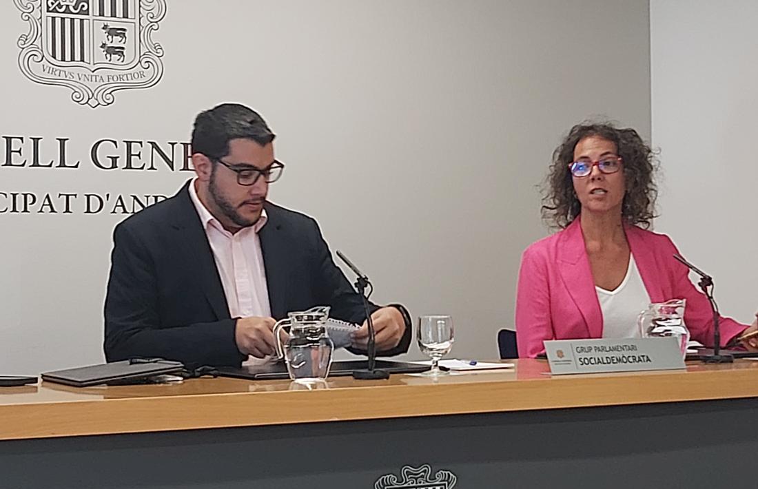 Pere Baró i Judith Casal han presentat aquest migdia el text de funcionament dels comuns.