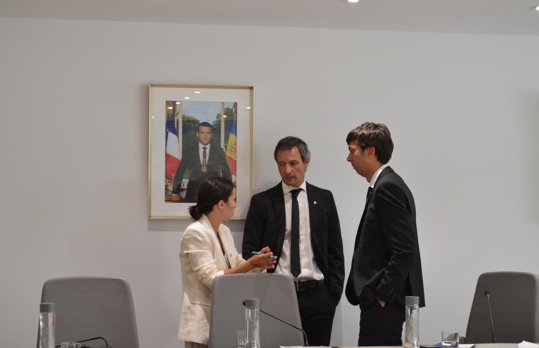 Els cònsols de la capital, Sergi González i Olalla Losada, amb el cap de l'oposició, David Astrié. 