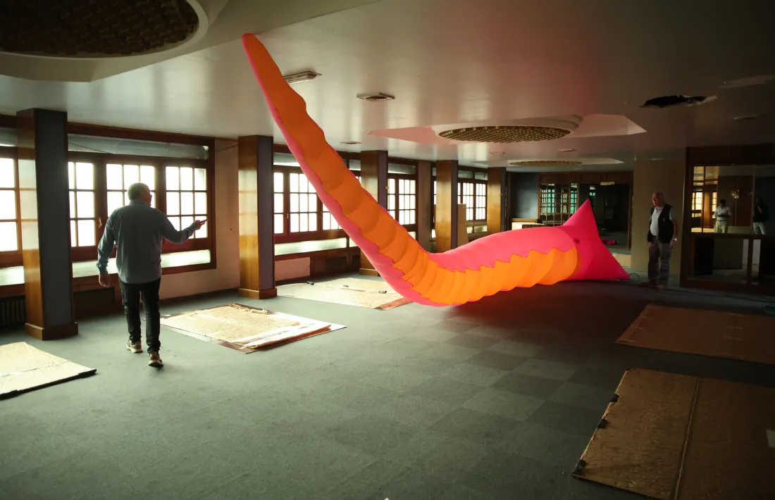 Un dels tres tentacles gegants de Filthy Lucky que penjaran de la façana del Pol, en rigorosa primícia.