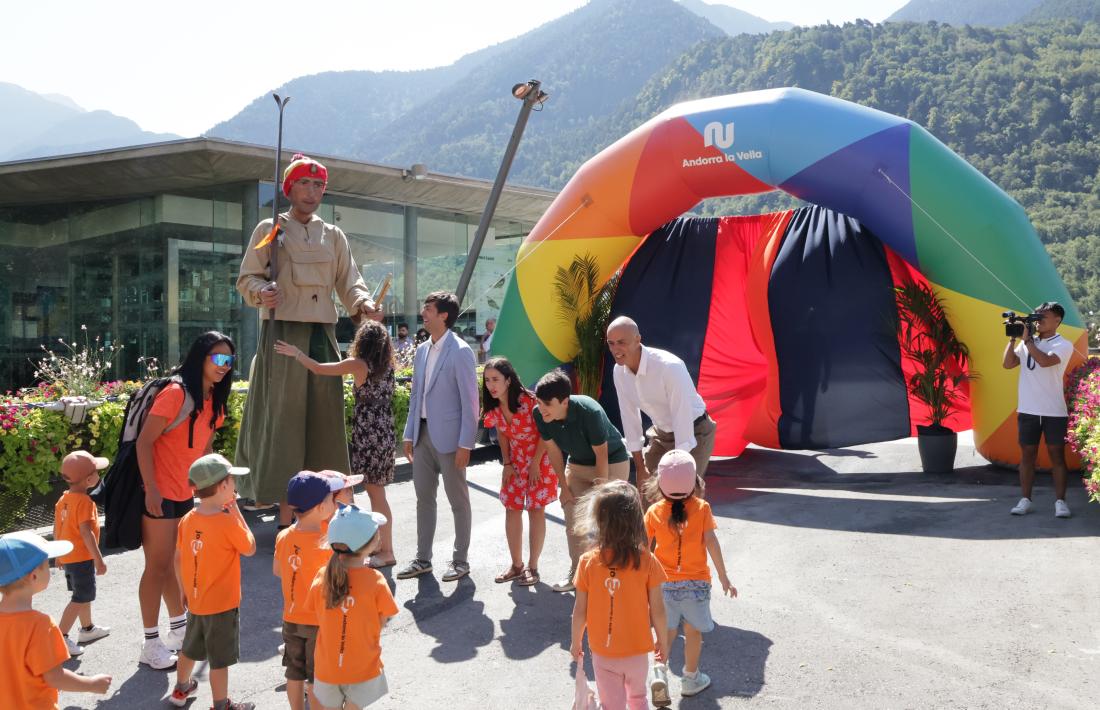 Les autoritats reben els infants que han protagonitzat la rua que ha servit per inaugurar la plaça del Poble.