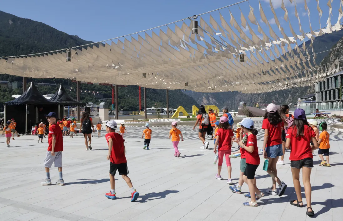 Els infants entren a la nova plaça del Poble.