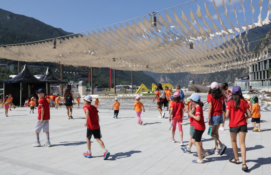 Els infants entren a la nova plaça del Poble.