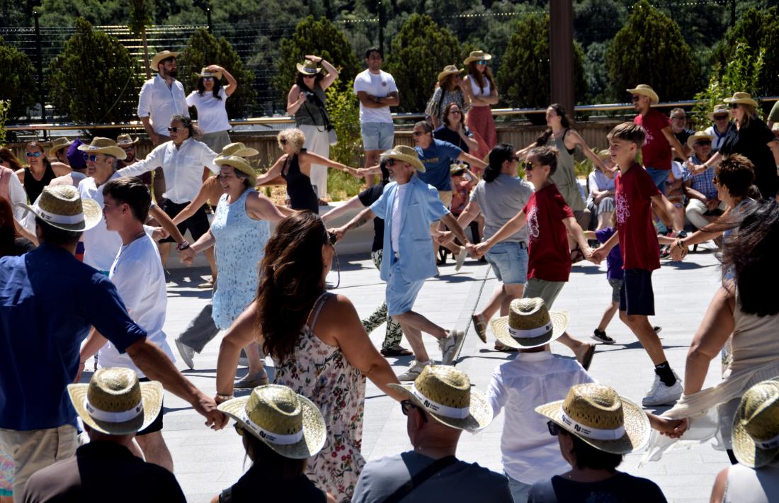 Molts ciutadans s'han animat a dansar el ball del contrapàs.