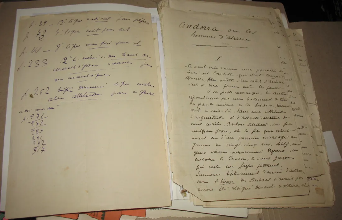 Llibreta amb el primer manuscrit de ‘Les hommes d’airain’ que Chevalier va cedir el 2016 a l’Arxiu Nacional.