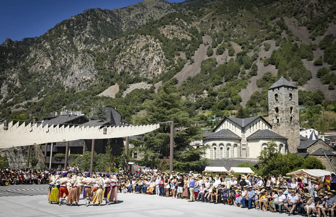 L’Esbart Dansaire d’Andorra ballant el contrapàs a la nova plaça del Poble.