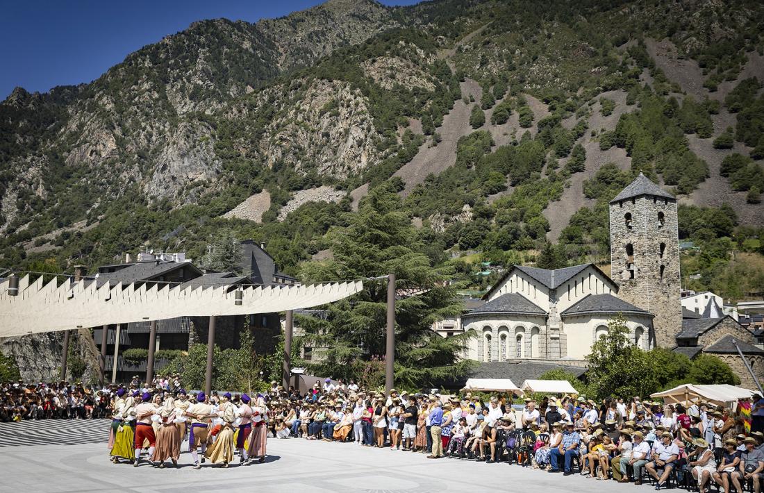L’Esbart Dansaire d’Andorra ballant el contrapàs a la nova plaça del Poble.