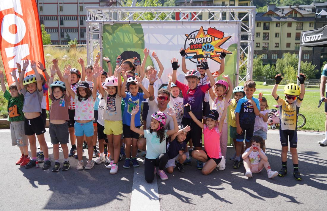 Joaquim ‘Purito’ Rodríguez, amb alguns dels participants a La Purito Kids.