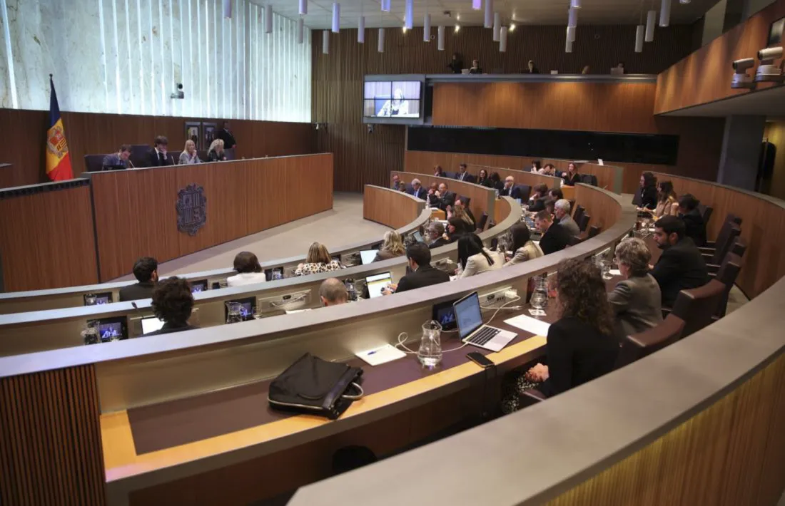 Els consellers de l’oposició en una sessió del Consell General.