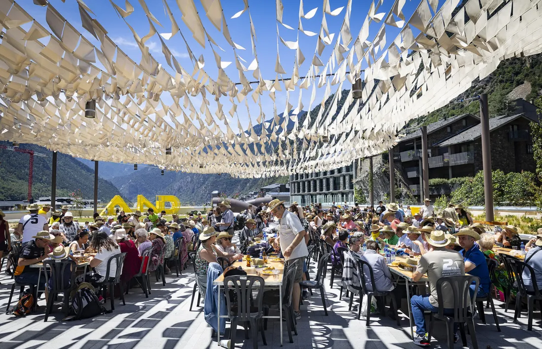 L’arrossada d’ahir sota la nova instal·lació per protegir-se del sol. 