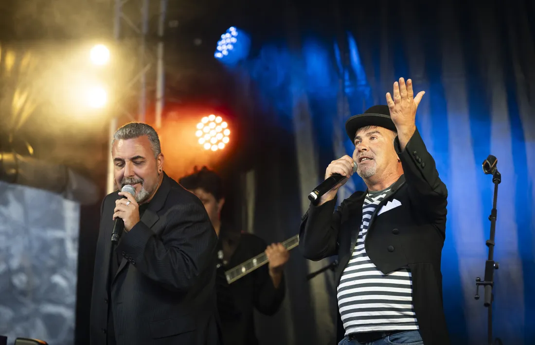 Toni Carlo i Jan Cruz son Serrat i Sabina al tribut de 'Dos pájaros al vuelo' que va estrenar anit el cicle Ritmes.