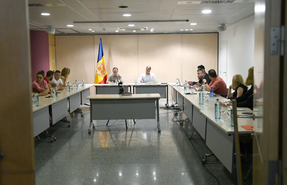 Una de les reunions entre el cap de Govern i el titular de Funció Pública i els representants sindicals.