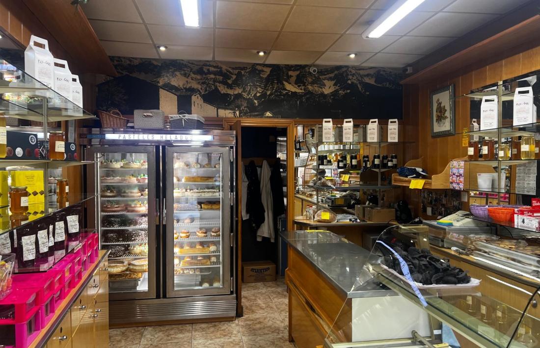 La pastisseria Cadí, al carrer major de la Seu, on l'autror va treballar fins als 23 anys. Al fons, la vosta XXL de la serra.