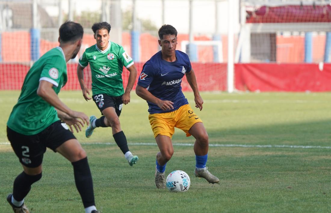 Dani Villahermosa, migcampista de l'FC Andorra contra el Zamora.