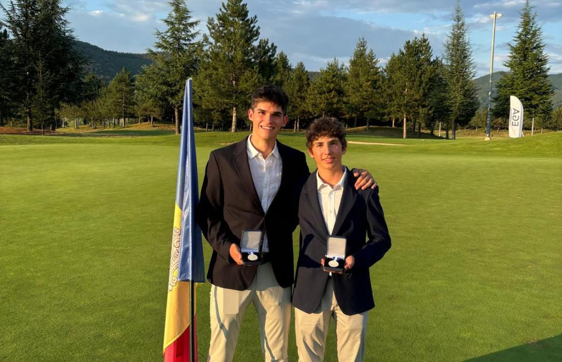 Edu i Esteve, els germans Tor, amb la medalla de plata de l’Europeu Shield de golf.